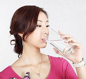 最简单的喝水排毒减肥法