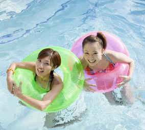 坚持游泳减肥 促进女性青春发育